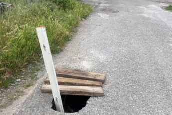 Propale šahte i asfalt Ulice Vojvode Mirka Petrovića na Koniku: Rupe zatvaraju letvama Propale šahte i asfalt Ulice Vojvode Mirka Petrovića na Koniku: Rupe zatvaraju letvama