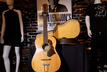 (FOTO) Akustična gitara Džona Lenona prodata za 2,9 miliona dolara