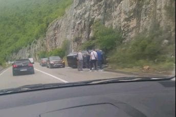 Vozilo udarilo u stijenu, pa se prevrnulo na putnom pravcu Podgorica - Nikšić Vozilo udarilo u stijenu, pa se prevrnulo na putnom pravcu Podgorica - Nikšić