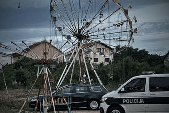 Drama u BiH: Šestoro djece povrijeđeno nakon pada s ringišpila Drama u BiH: Šestoro djece povrijeđeno nakon pada s ringišpila