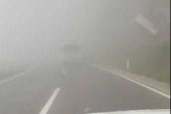 (FOTO) Magla na Brajićima, odroni i poplavljene saobraćajnice na primorju