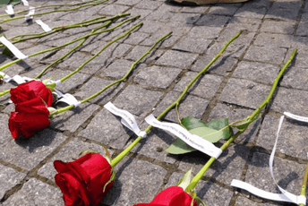 U Prijedoru Dan bijelih traka : Znak sjećanja na 3.176 ubijenih U Prijedoru Dan bijelih traka : Znak sjećanja na 3.176 ubijenih