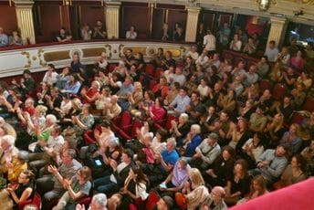 Odlične reakcije publike u Beogradu: Višeminutni aplauzi za „Šćeri moja“ Ane Vukotić Odlične reakcije publike u Beogradu: Višeminutni aplauzi za „Šćeri moja“ Ane Vukotić