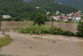 Boka: Pod vodom sedam objekata i stadion, Bijela bez vode, vjetar oborio drvo, više ulica odsječeno, otpad završio u moru... Boka: Pod vodom sedam objekata i stadion, Bijela bez vode, vjetar oborio drvo, više ulica odsječeno, otpad završio u moru...