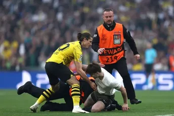 Finale bilo prekinuto tek što je počelo: Čak tri navijača upala u teren, jedan da bi - napravio selfie (FOTO) Finale bilo prekinuto tek što je počelo: Čak tri navijača upala u teren, jedan da bi - napravio selfie (FOTO)