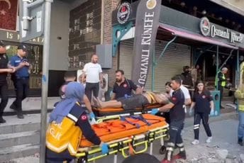 (VIDEO) Srušila se zgrada u Istanbulu, više ljudi zarobljeno ispod ruševina