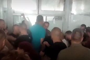 Incident ispred Novosadskog sajma, došlo do koškanja sa policijom Incident ispred Novosadskog sajma, došlo do koškanja sa policijom