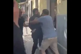 Incidenti i u Beogradu: Napadnut opozicioni političar i više aktivistkinja, tvrde da su u piceriji ljudi iz SNS-a sa spiskovima Incidenti i u Beogradu: Napadnut opozicioni političar i više aktivistkinja, tvrde da su u piceriji ljudi iz SNS-a sa spiskovima