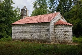 Mještani sela Tomići na svoju ruku obnovili crkvu, inspektorka podnijela krivičnu prijavu: Pogodili izvorni izgled, ali zakon usput promašili Mještani sela Tomići na svoju ruku obnovili crkvu, inspektorka podnijela krivičnu prijavu: Pogodili izvorni izgled, ali zakon usput promašili