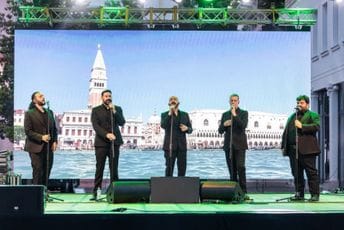 Počelo Podgoričko kulturno ljeto: Nastupio "Neri per caso", glavni grad u bojama Italije Počelo Podgoričko kulturno ljeto: Nastupio "Neri per caso", glavni grad u bojama Italije