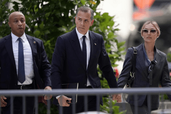 Počelo suđenje Bajdenovom sinu, prijeti mu kazna i do 10 godina zatvora Počelo suđenje Bajdenovom sinu, prijeti mu kazna i do 10 godina zatvora