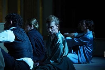 Trijumf predstave crnogorskog reditelja: Sedam nagrada Sterijinog pozorja za ,,Očeve i oce“ Veljka Mićunovića Scena iz nagrađene predstave ,,Očevi i oci“