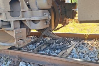 Pokraden voz ŽPCG: Pokidali visokonaponske kablove, saobraćaj će biti poremećen Pokraden voz ŽPCG: Pokidali visokonaponske kablove, saobraćaj će biti poremećen