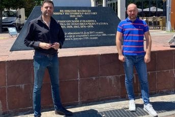 Vujović i Stanić obišli spomenik vojvodi Mirku: Neće niđe odavde! Vujović i Stanić obišli spomenik vojvodi Mirku: Neće niđe odavde!