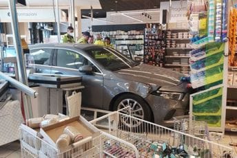 Milano: Devedesetogodišnjak autom uletio u prodavnicu, pravo je čudo kako nema povrijeđenih Milano: Devedesetogodišnjak autom uletio u prodavnicu, pravo je čudo kako nema povrijeđenih