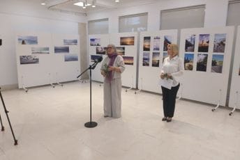 Umjetnička euforija putovanja nakon pandemije: "Putositnice" Lidije Vukčević-Vučurović predstavljene u Podgorici Umjetnička euforija putovanja nakon pandemije: "Putositnice" Lidije Vukčević-Vučurović predstavljene u Podgorici