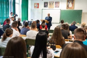 Mandić posjetio Srednju stručnu školu u Pljevljima: Odličnim učenicima i lučonošama uručio knjige