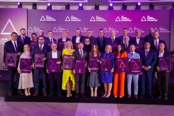 Dodijeljena priznanja najuspješnijim crnogorskim preduzećima u 2023: Iza brojki stoje ljudi koje ne treba zaboraviti Dodijeljena priznanja najuspješnijim crnogorskim preduzećima u 2023: Iza brojki stoje ljudi koje ne treba zaboraviti