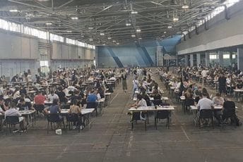 Izbori u Srbiji: Kupovina glasova, dupli spiskovi i razbijene glave Novosadski Sajam je pretvoren u SNS call centar