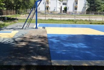 (FOTO) Vandalizam u Tivtu: Uništena podloga na sportskom terenu u gradskom parku (FOTO) Vandalizam u Tivtu: Uništena podloga na sportskom terenu u gradskom parku