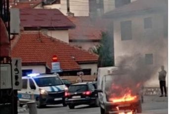 Pljevlja: Auto se zapalio tokom vožnje, nastala velika šteta Pljevlja: Auto se zapalio tokom vožnje, nastala velika šteta