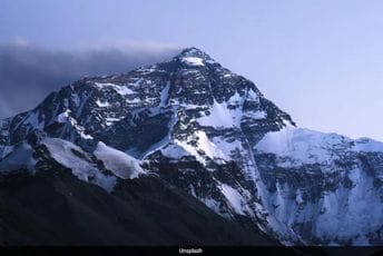 Nepalska vojska na vrhovima Everesta iskopala četiri tijela i jedan kostur, prikupljeno i 11 tona smeća Nepalska vojska na vrhovima Everesta iskopala četiri tijela i jedan kostur, prikupljeno i 11 tona smeća