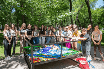 Postavljen mozaik od reciklirane plastike u Dječijem parku na Kruševcu