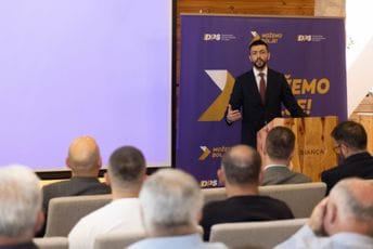 Živković: Govorili smo i prije 2020. da je URA trojanski konj, danas su u vlasti ljudi koji urušavaju temelje države Živković: Govorili smo i prije 2020. da je URA trojanski konj, danas su u vlasti ljudi koji urušavaju temelje države