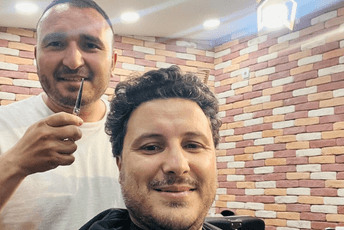 Abazović se ošišao: "Mardona kod frizera, lokne ostaju" Abazović se ošišao: "Mardona kod frizera, lokne ostaju"