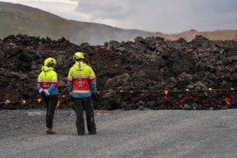 (VIDEO) Lava iz vulkana na Islandu se izlila na put, vatrogasci pripravni