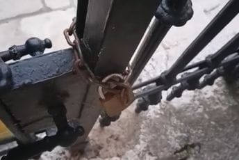 (VIDEO) Katanac na Dvorsko groblje Petrovića; Aktivisti: Smeta im pažnja i briga Crnogoraca (VIDEO) Katanac na Dvorsko groblje Petrovića; Aktivisti: Smeta im pažnja i briga Crnogoraca