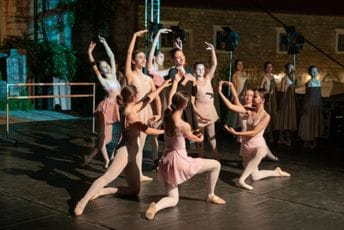 “San male balerine“ očarao budvansku publiku “San male balerine“ očarao budvansku publiku