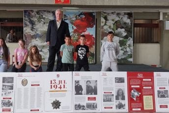 Vraćanje u fokus jednog od najvažnijih događaja u crnogorskoj istoriji: Matica poklonila beranskim školama panoe o 13. julu Vraćanje u fokus jednog od najvažnijih događaja u crnogorskoj istoriji: Matica poklonila beranskim školama panoe o 13. julu