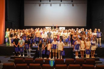 U barskim školama 127 lučonoša, priznanja im večeras uručio Raičević U barskim školama 127 lučonoša, priznanja im večeras uručio Raičević