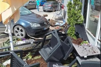 Sudarila se dva automobila u Pljevljima: Jedno vozilo završilo u bašti kafića Sudarila se dva automobila u Pljevljima: Jedno vozilo završilo u bašti kafića