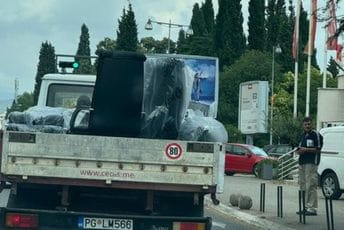 Klikovac: Stigle dodatne stolice u CEDIS, ali sumnjam da ima prostora s obzirom na rast broja zaposlenih rođaka Demokrata Klikovac: Stigle dodatne stolice u CEDIS, ali sumnjam da ima prostora s obzirom na rast broja zaposlenih rođaka Demokrata