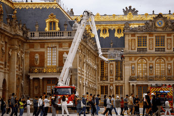 Gorio krov Versaja: Evakuisano na stotine posjetilaca, vatrogasci brzo reagovali Gorio krov Versaja: Evakuisano na stotine posjetilaca, vatrogasci brzo reagovali