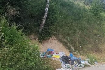 Ogorčene porodice koje koriste groblje kod Bijelog Polja: Nesavjesni građani formirali deponiju Ogorčene porodice koje koriste groblje kod Bijelog Polja: Nesavjesni građani formirali deponiju