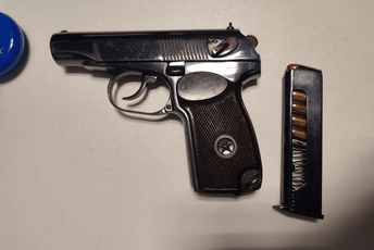 Muškarac uhapšen na aerodromu u Tivtu, u ručnom prtljagu nosio pištolj Muškarac uhapšen na aerodromu u Tivtu, u ručnom prtljagu nosio pištolj