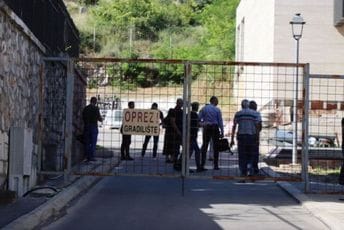 Nakon sedam sati: Pretres "ničije kuće" za danas završen, biće nastavljen sjutra Nakon sedam sati: Pretres "ničije kuće" za danas završen, biće nastavljen sjutra