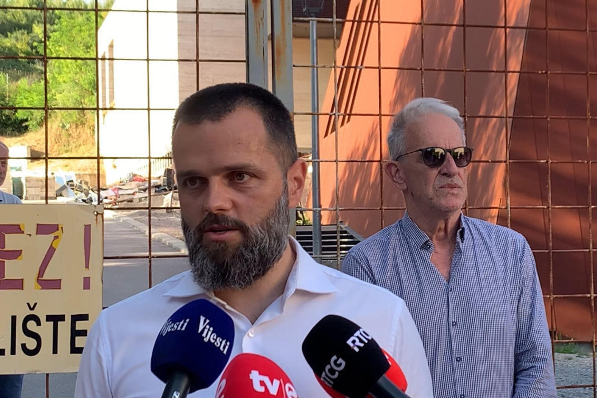 Fotografija 2: Nakon sedam sati: Pretres "ničije kuće" za danas završen, biće nastavljen sjutra