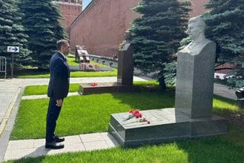 Vulin položio vijenac na Staljinov grob Vulin položio vijenac na Staljinov grob