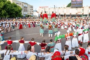 (FOTO / VIDEO) Folklorni sprektakl na Trgu nezavisnosti okupio preko 800 igrača