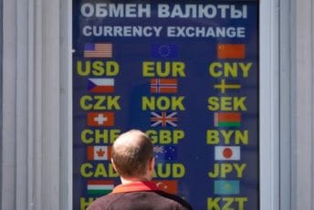 Moskovska berza obustavila trgovinu dolarima i eurima nakon sankcija SAD Čovjek ispred mjenjačnice u Sant Petersburgu, 13. jun 2024.