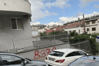 Sarajevo: Grafiti s brojem žrtava genocida u Srebrenici na objektima ambasada Mađarske i Slovačke Sarajevo: Grafiti s brojem žrtava genocida u Srebrenici na objektima ambasada Mađarske i Slovačke