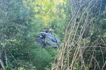 Kod Nikšića sletjelo vozilo, dvije osobe su zaglavljene u njemu
