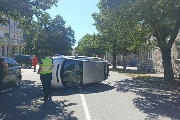 Prevrnuo se automobil u Nikšiću, povrijeđena mlađa ženska osoba Prevrnuo se automobil u Nikšiću, povrijeđena mlađa ženska osoba