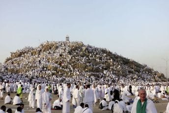 Muslimanski hodočasnici okupljaju se na svetom mjestu, planini Arafat: Očekuje se dva miliona ljudi
