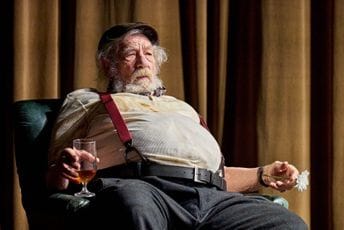 Ijan Makelen se srušio na pozornicu tokom predstave, prebačen je u bolnicu Ijan Makelen se srušio na pozornicu tokom predstave, prebačen je u bolnicu