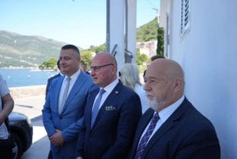 Grlić-Radman: Inicijatori rezolucije o Jasenovcu bolje da predlože rezoluciju o Božićnom ustanku Grlić-Radman: Inicijatori rezolucije o Jasenovcu bolje da predlože rezoluciju o Božićnom ustanku